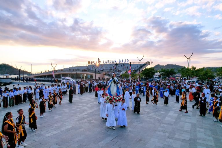 perarakan patung Bunda Maria di Water Front