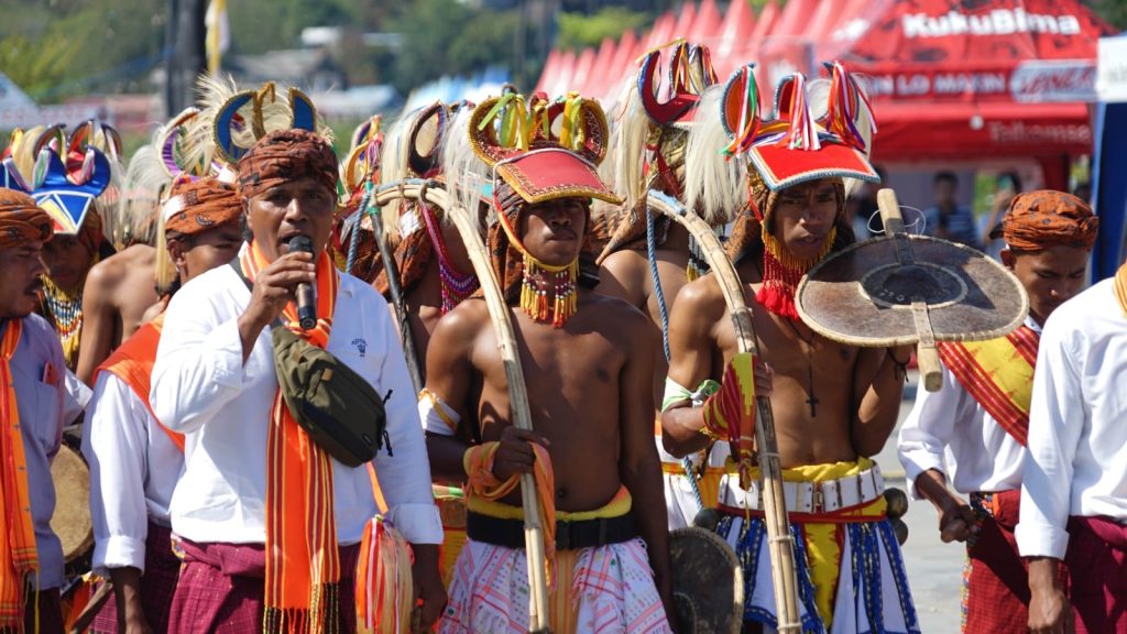Festival Golo Koe 2025 Sinergi Spiritualitas, Budaya, dan Wisata Religi Katolik di Pulau Flores skena tarian caci