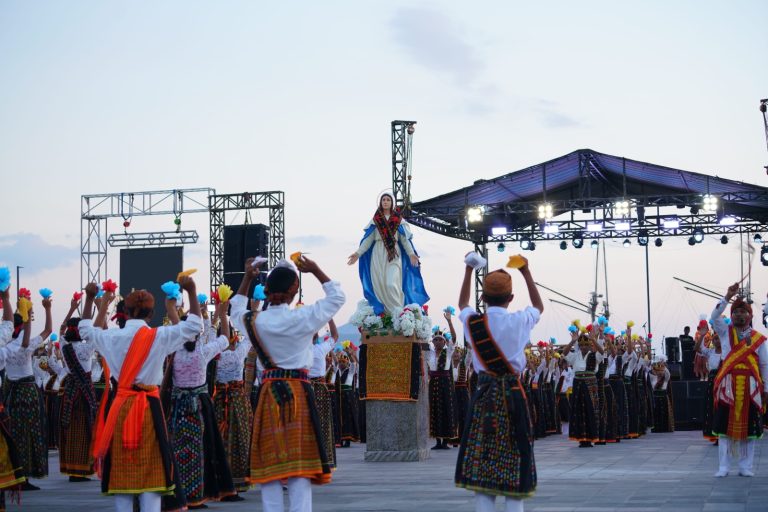 Wajah Harmoni Nusantara dan Devosi Agung Karnaval Budaya Festival Golo Koe 2026 Getarkan Labuan Bajo